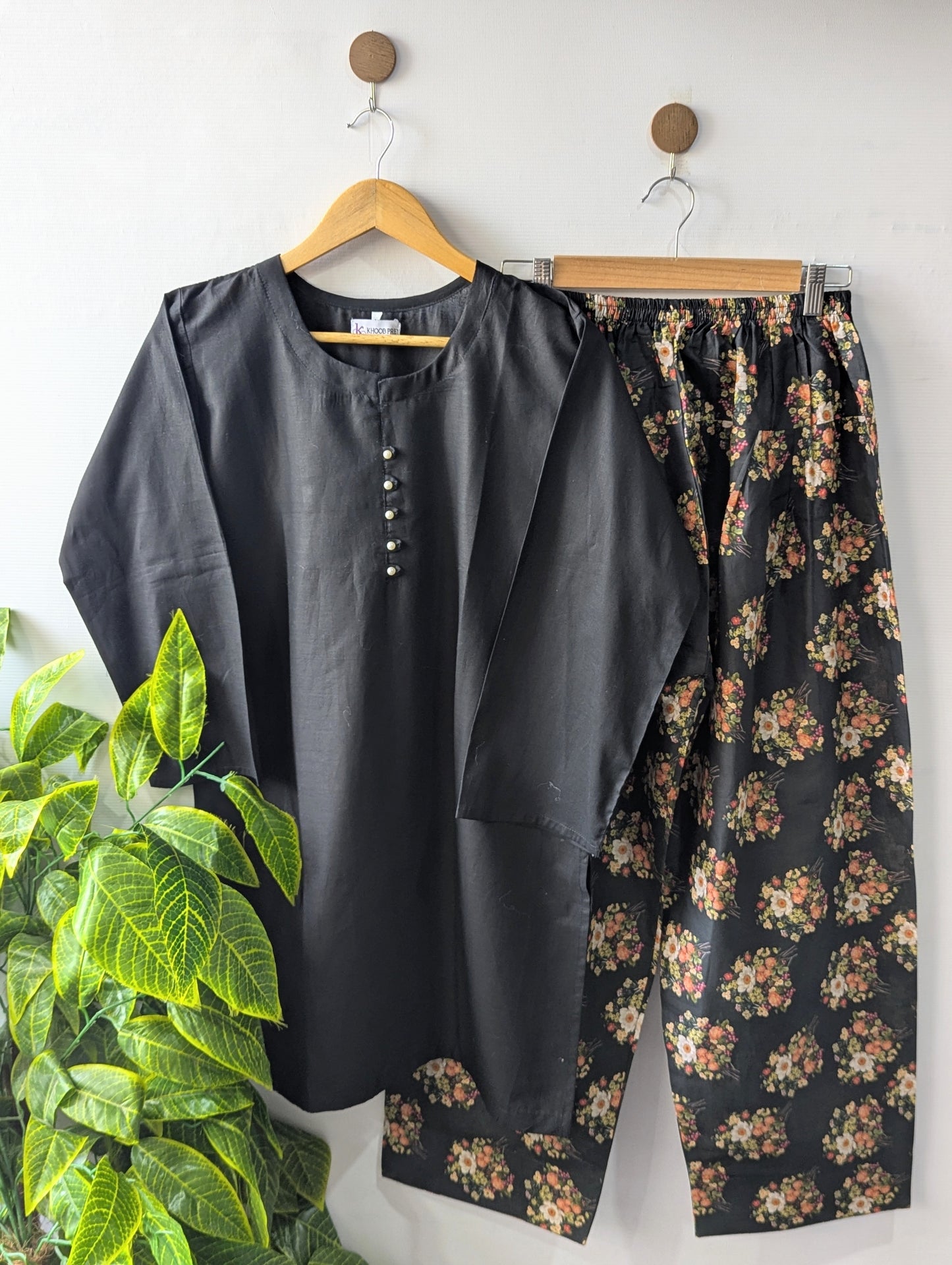 Solid & Black Floral Lawn Farshi Set - 2pcs